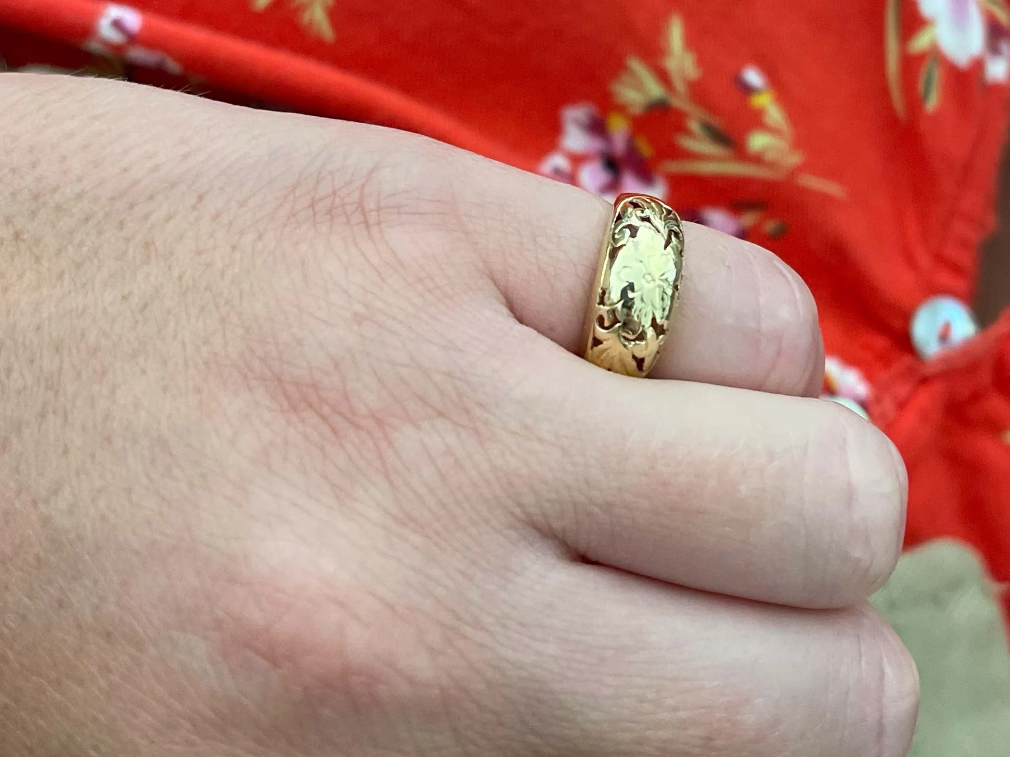 Mings Chrysanthemum Cutout Band Ring in 14k Yellow Gold size 4.5