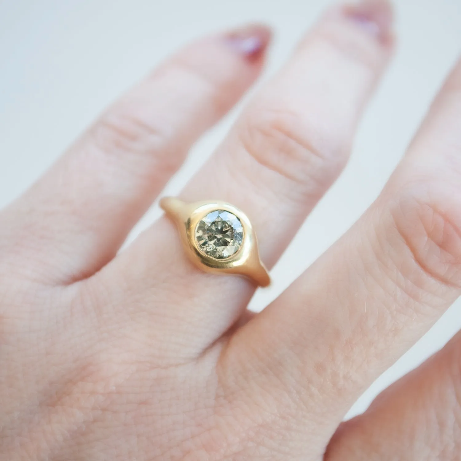Round Diamond Swell Ring