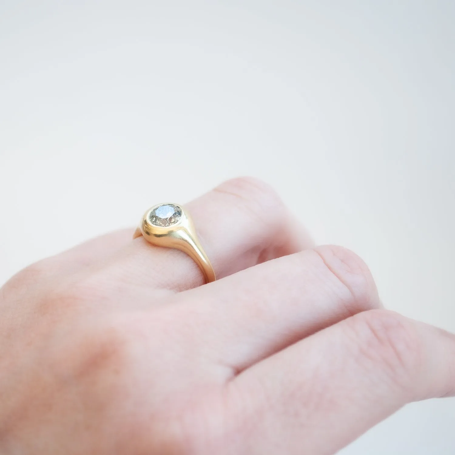 Round Diamond Swell Ring